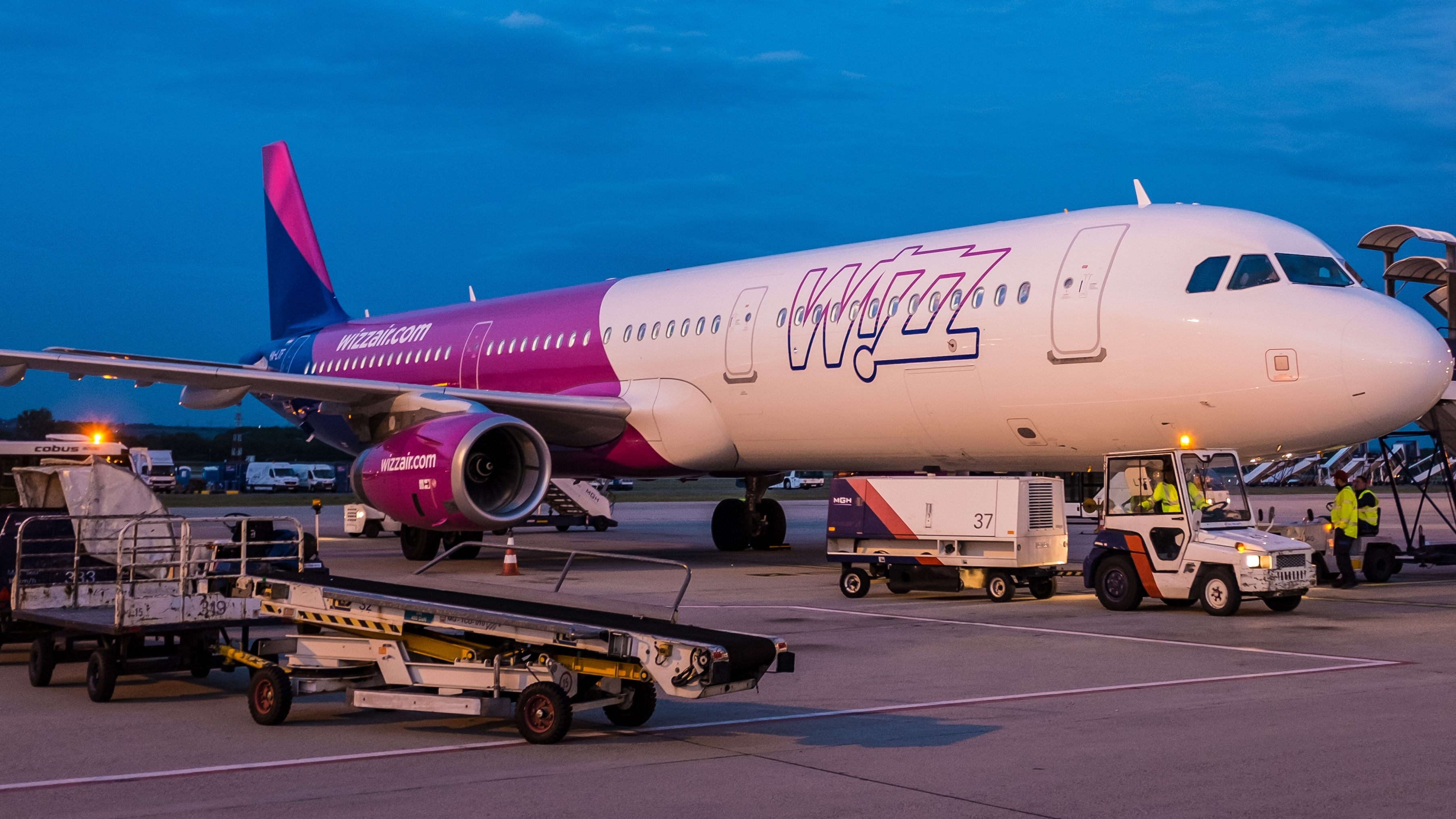 Wizz Air Shrinks Free Baggage Allowance - wizz air easyjet roblox youtube